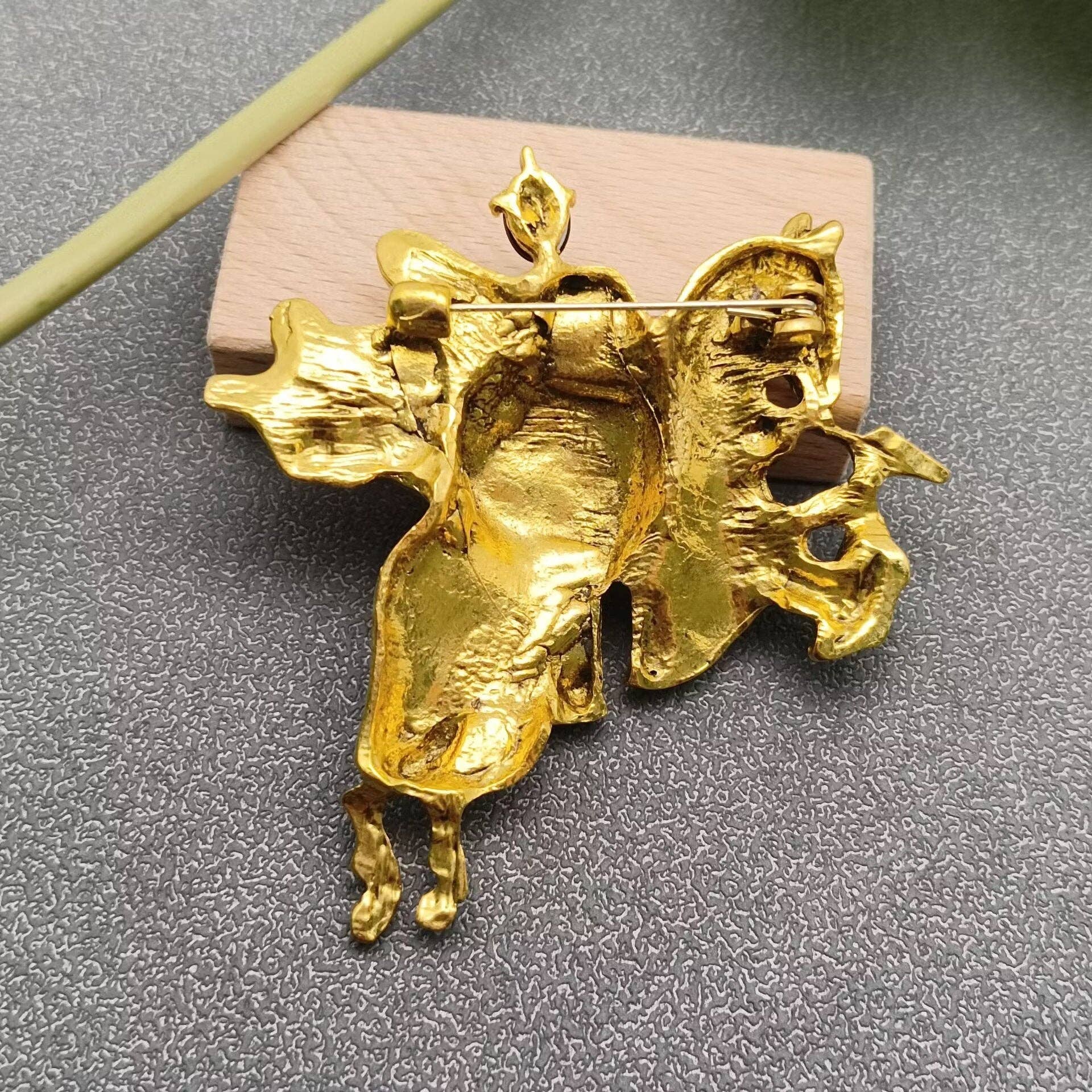 Mio Queena - Wholesale Brooch - Golden Knight Brooch1