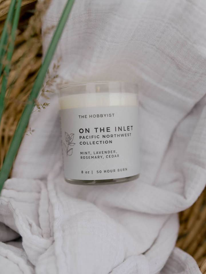 Bougie parfumée au soja On The Inlet pour la vente par The Hobbyist