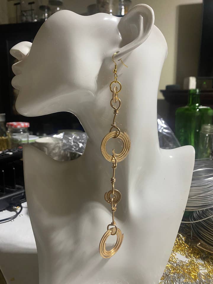 Spiral-Kreis-Schulterstaub-Ohrringe für den Großhandel von Angela Catirina Jones