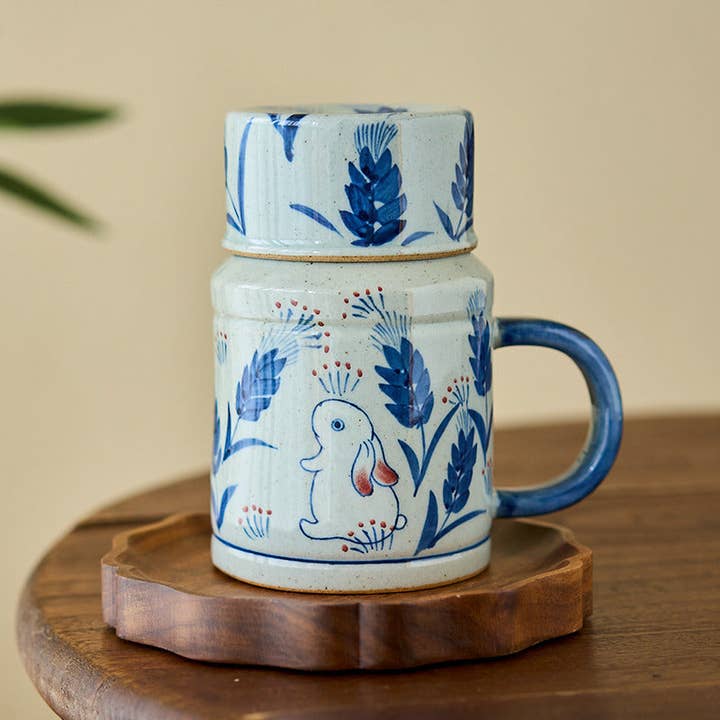 Tasse avec couvercle Gohobi en céramique bleue et blanche, lapin peint à la main pour la vente par Gohobi (We cover U.S. import duties)