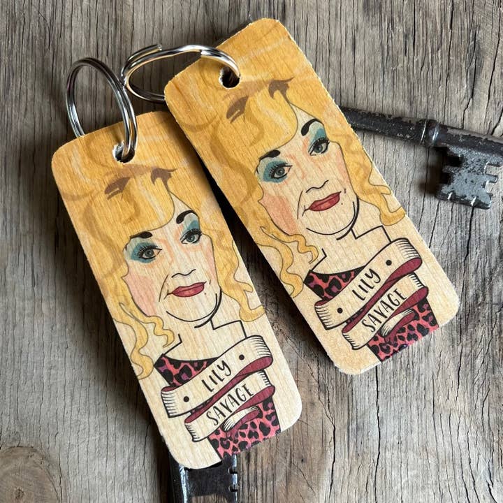 Lily Savage Character houten sleutelhanger - RWKR1 voor wholesale door Wotmalike