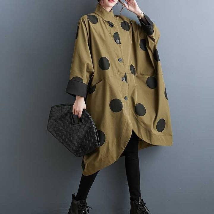 Trench coat con stampa a pois e colletto a pipistrello per la vendita all'ingrosso da parte di kycozy