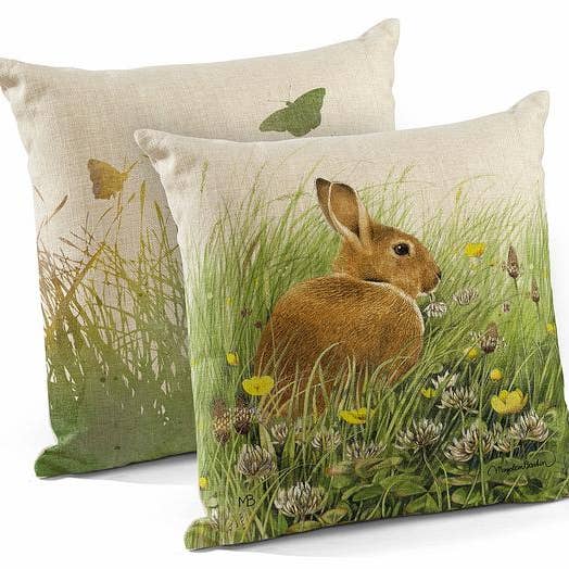 COUSSIN DÉCORATIF CARRÉ 18" GRABBING A BITE BUNNY pour la vente par Art Brand Studios