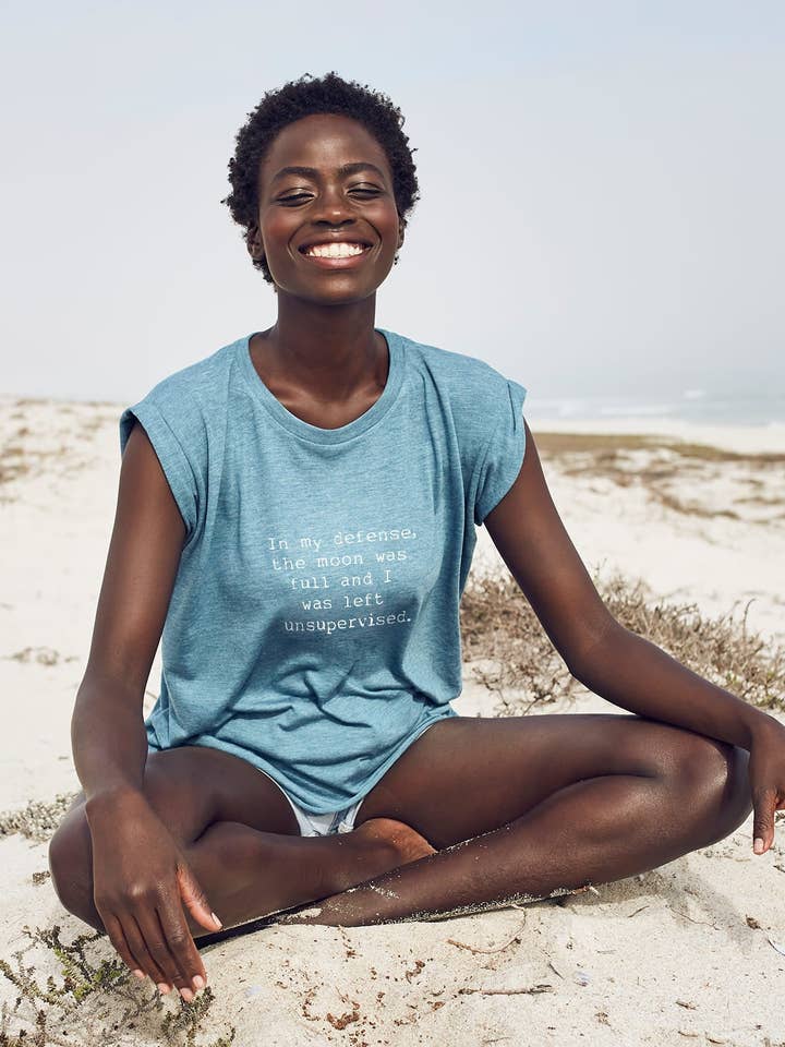 T-shirt roulé « Full Moon » pour la vente par Om & Ah