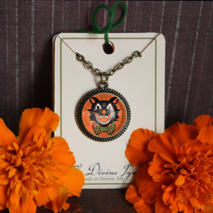 The Divine Iguana - Wholesale Pendant/Charm Necklace - Retro Cat Vintage Style Halloween Necklace