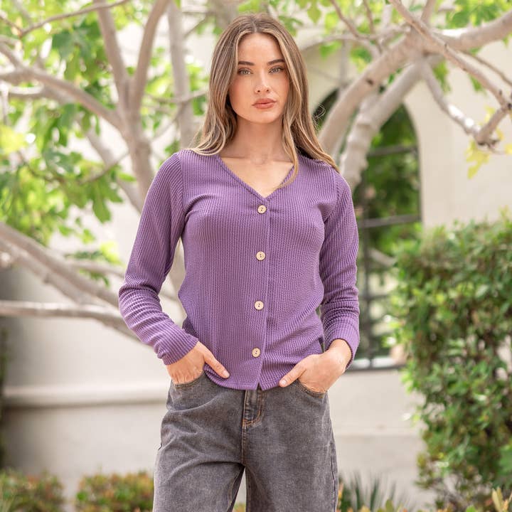 Haut côtelé uni à manches longues et col en V avec boutons pour la vente par Les Amis