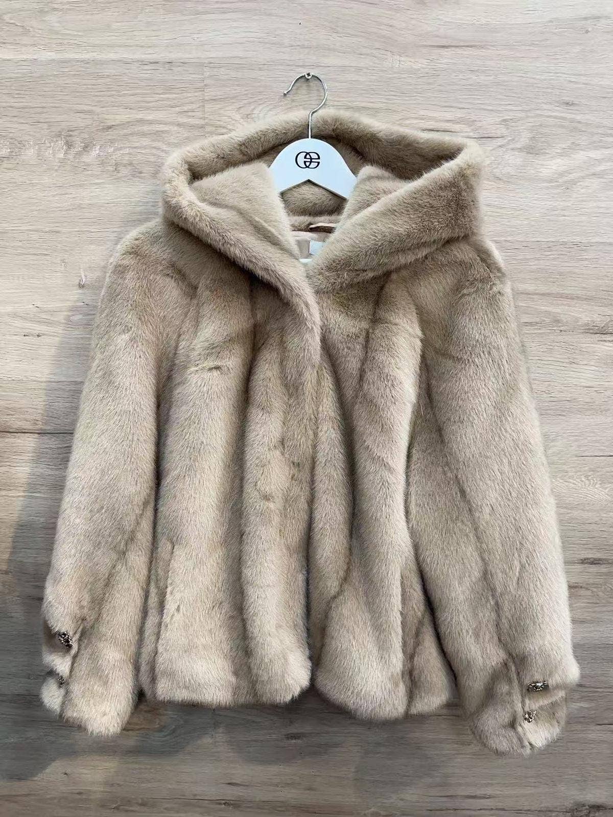 SWEET MAGIC MODA Y COMPLEMENTOS – wholesale Päls/fuskpäls - Dam – SYNTETISK PÄLSKAPPA MED HUVA OCH INNERFODER2