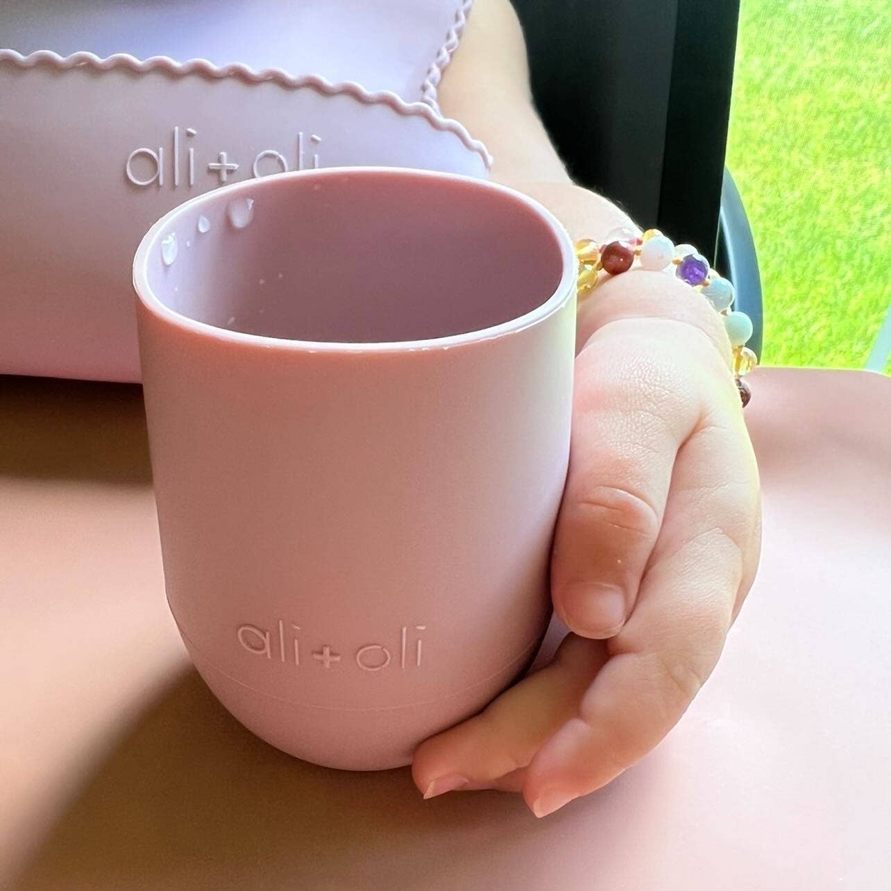 Ali+Oli - Vente Verre/tasse – enfant et bébé - Gobelet ouvert en silicone Bunny Face pour bébé et tout-petit (Misty Blush)11