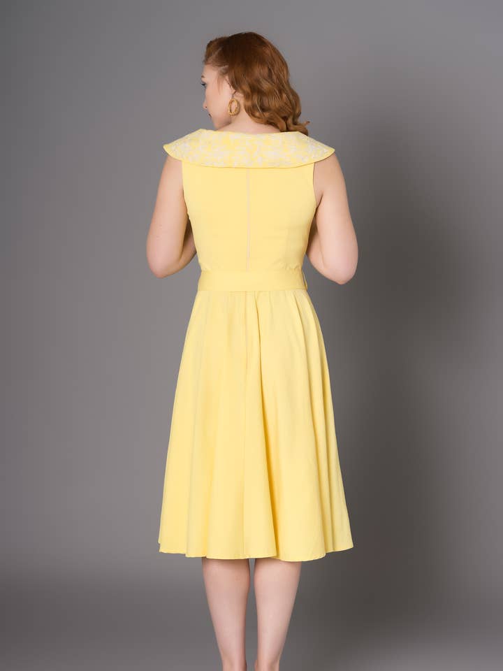 Timeless London - Vente Robe – femme - Robe swing jaune Freda avec broderie sur le col0