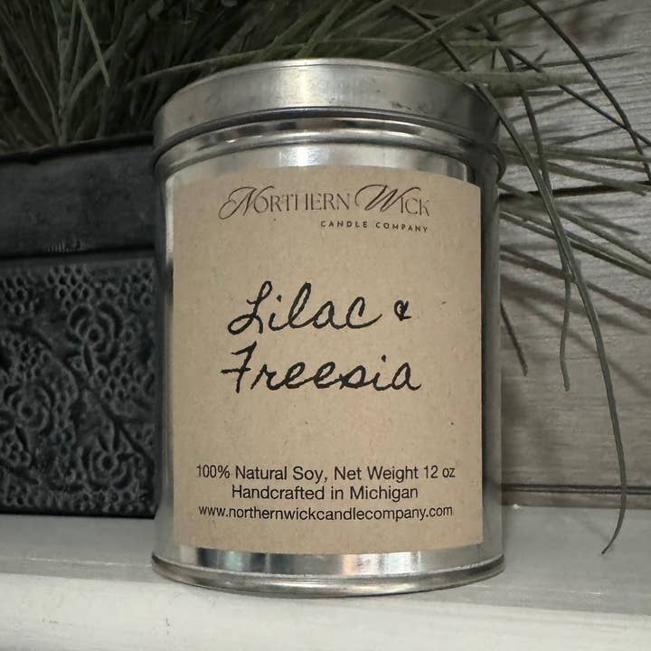 Kaars van 100% soja, 12 oz tinnen houten lont - Lilac & Freesia voor wholesale door Northern Wick Candle Company