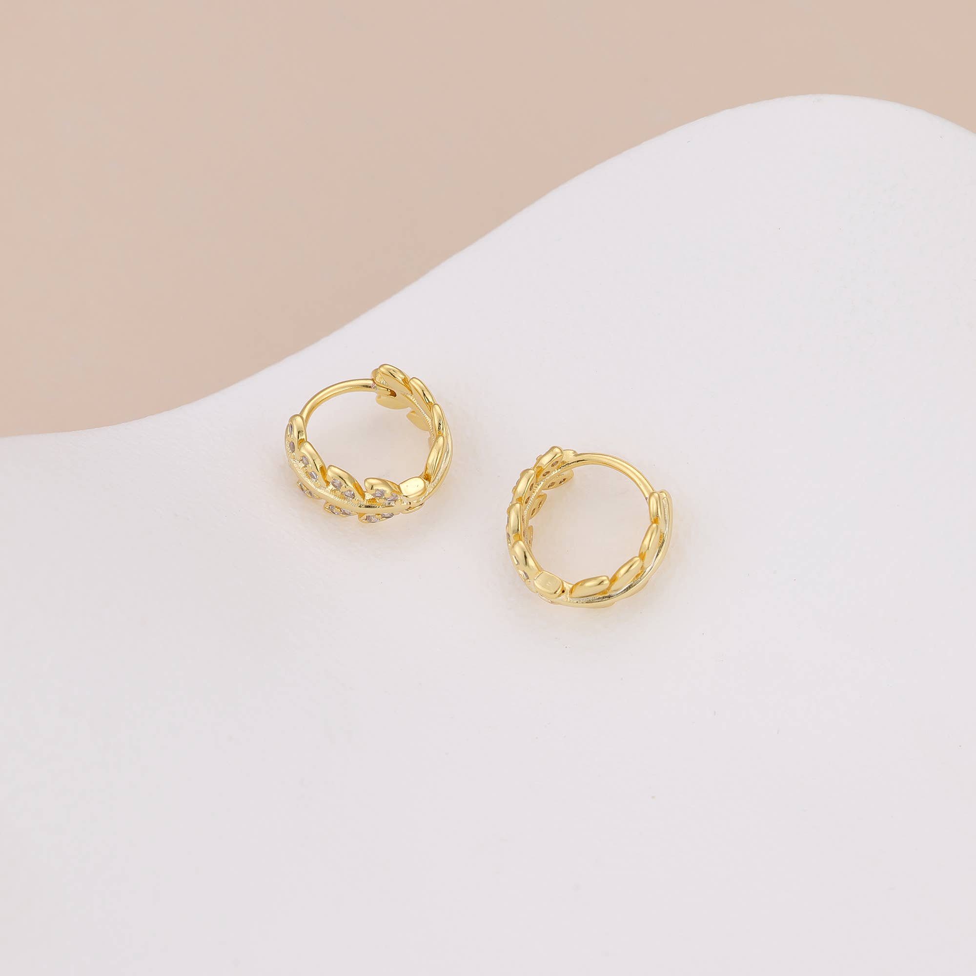 Melange Blanc - Vente Petits anneaux - Boucles d'oreilles huggie feuille d'or E043, boucles d'oreilles créoles feuille7