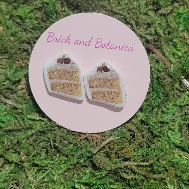 Pendientes de botón en forma de rebanada de pastel blanco en capas hechos a mano sin níquel. para venta al por mayor de Brick and Botanica