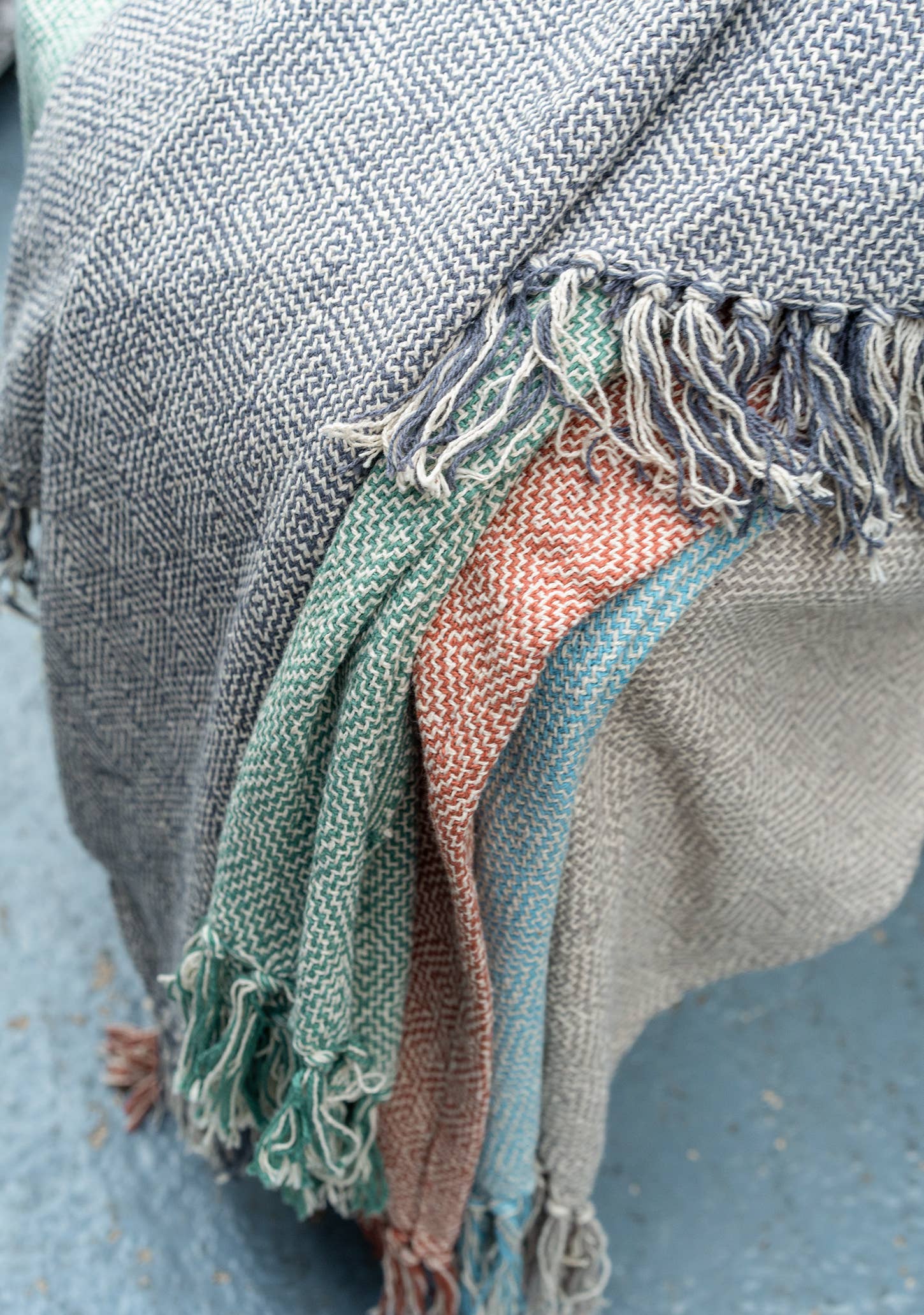 Namaste – Großhandel Überwurfdecke – Souk geometrisch handgewebte Decke mit Quasten0