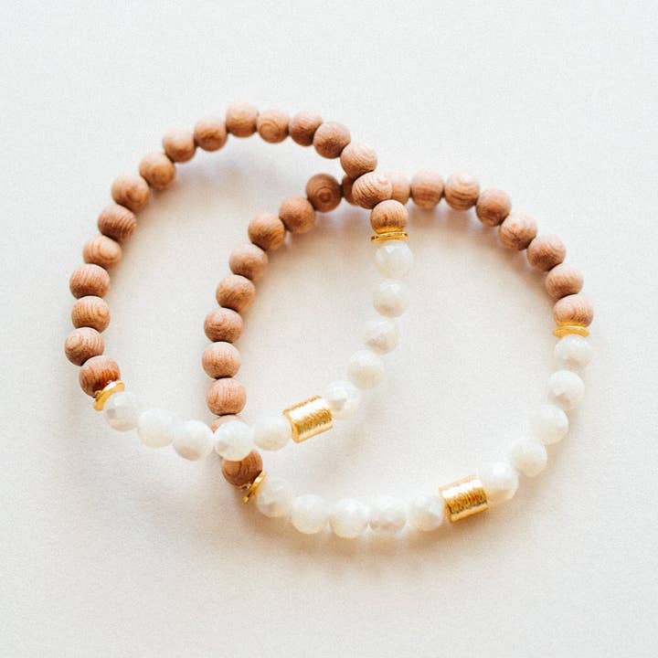 June Mother of Pearl geboortesteenarmband, witte parel voor wholesale door Kelsey O’Brien Designs