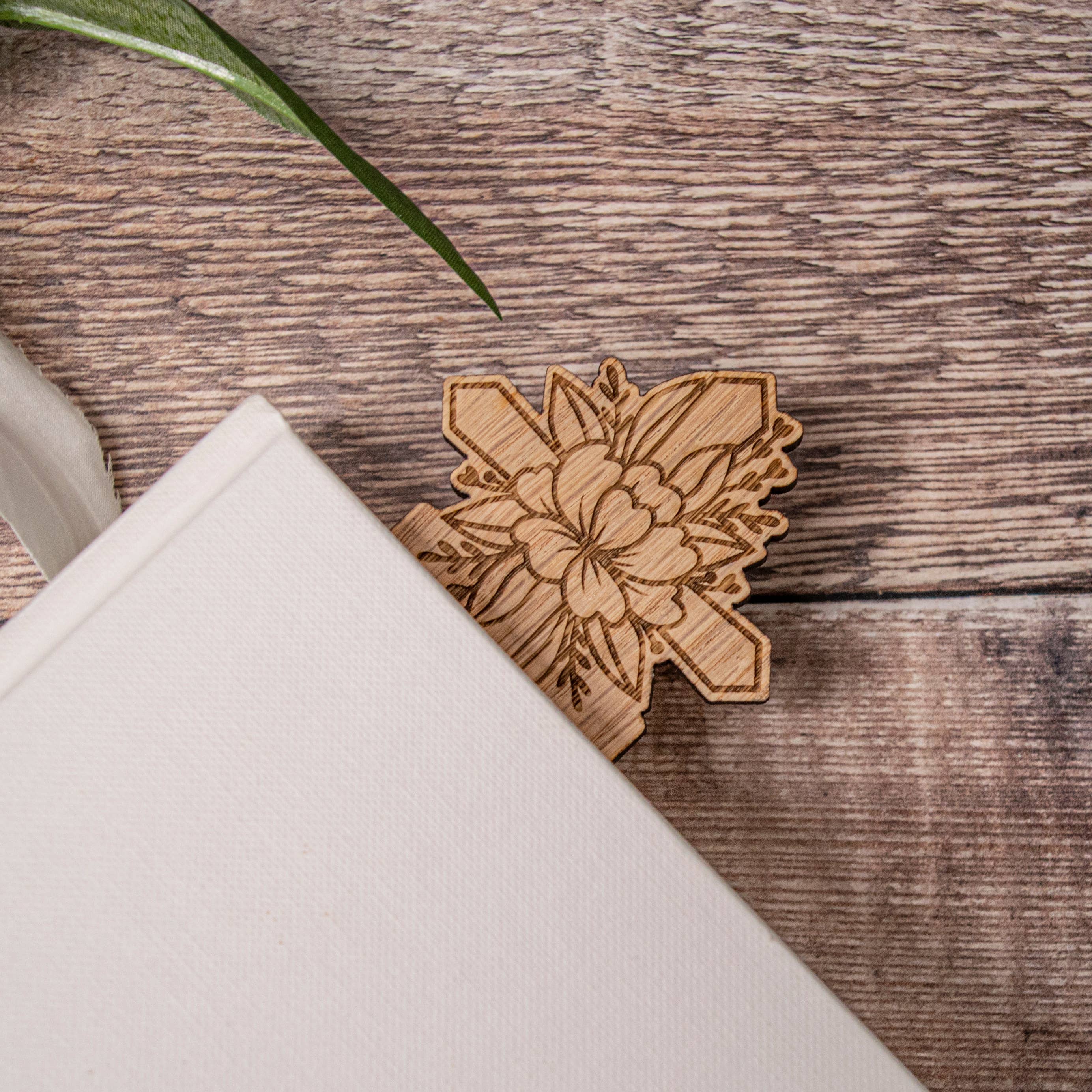 The Happy Gift Makers – wholesale Bokmärke – Träkors bokmärke, Trä krucifix bokmärke lasergraverad1