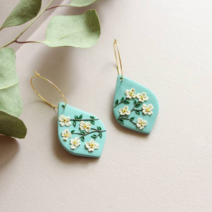 Dogwood Blooms Polymer Ler Øreringe - Devere Shape for engroshandel hos The Watermark Design