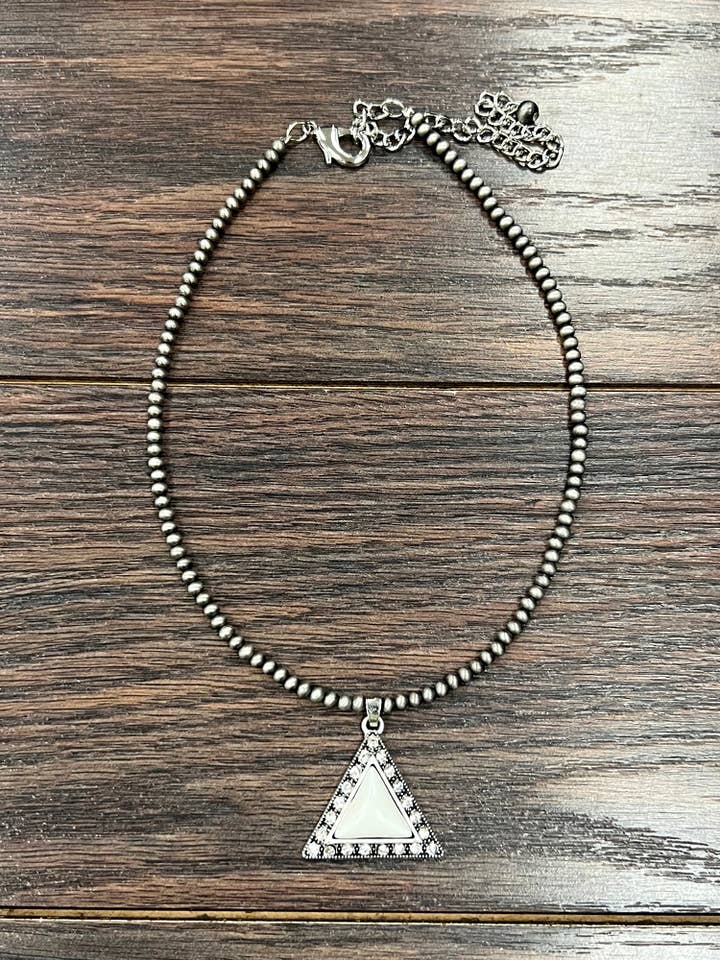 737805, Collier Navajo en perles, Turquoise blanche pour la vente par ISAC Trading Inc