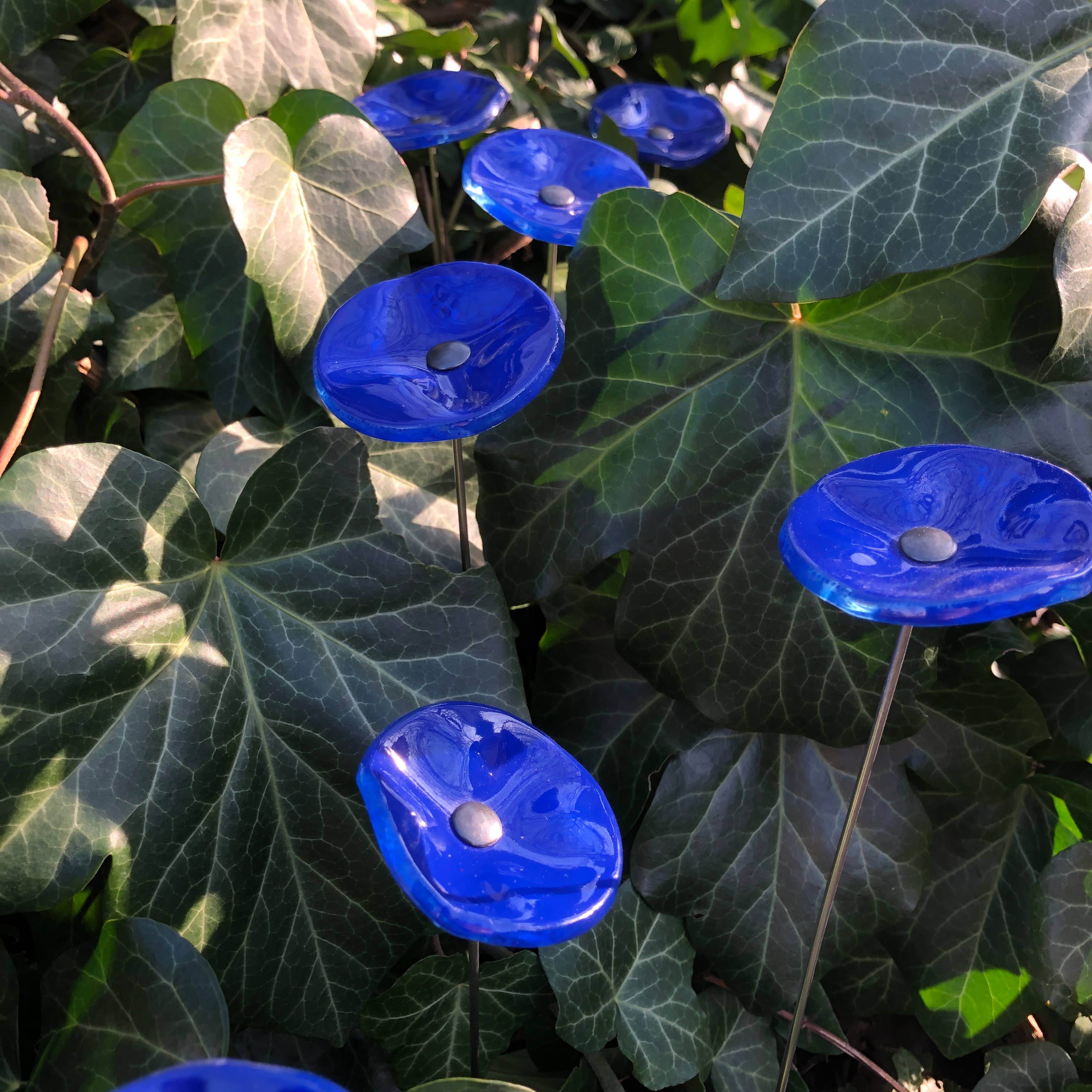 CARNEOL GLASS - Wholesale Garden/Lawn Stake - Small Glass Flower For Outside In L.Blue28