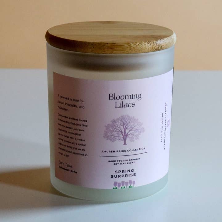 Lilacs in fiore | Collezione primaverile | Candela di soia | 12 oz. per la vendita all'ingrosso da parte di Lauren Paige Collection