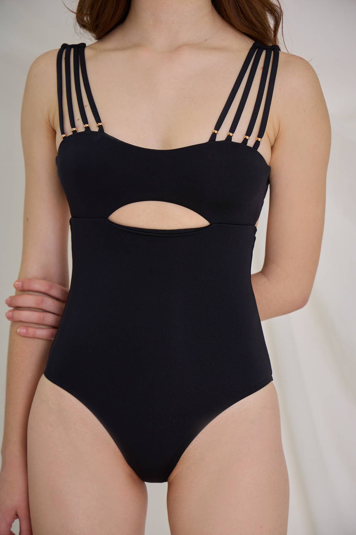 Aulala Paris – Großhandel Badeanzug – Damen – The Modern Muse Badeanzug mit breitem Perlenriemen7