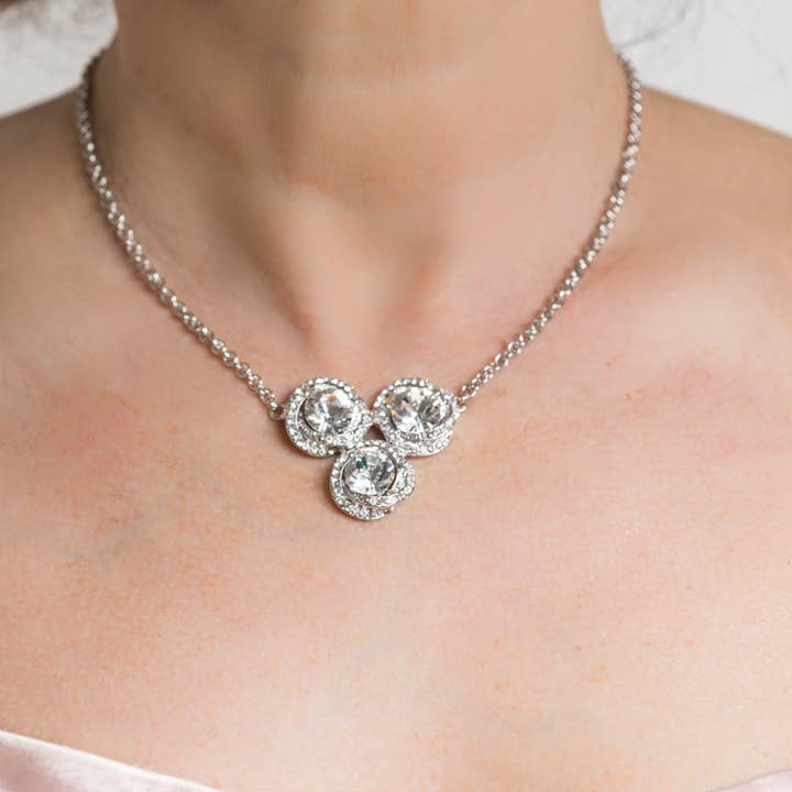 Girocollo con decoro centrale in cristalli per la vendita all'ingrosso da parte di Jewels' Joy