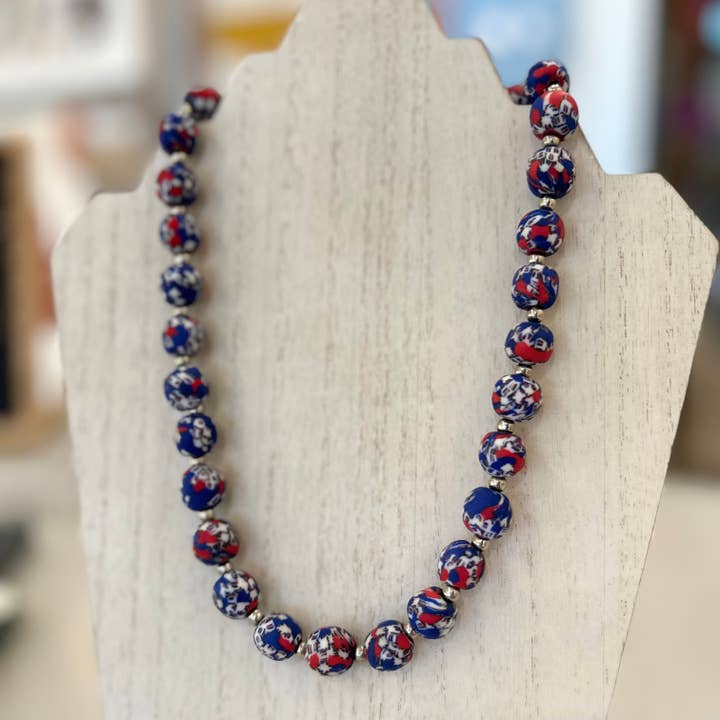 Collar de cuentas Krobo de Ghana | Azul y rojo para venta al por mayor de Abroad Modern