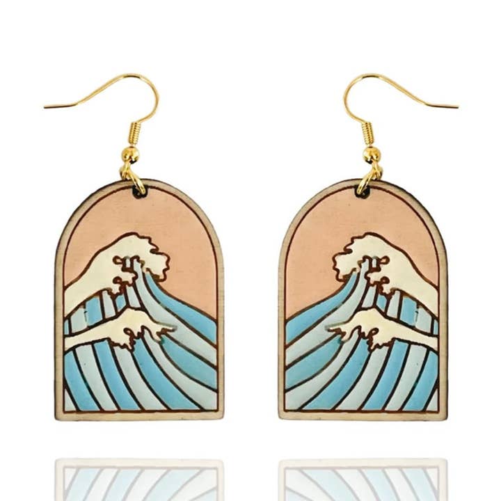 The Great Wave - Orecchini eleganti in oro dipinti a mano per la vendita all'ingrosso da parte di Hudson and Birch