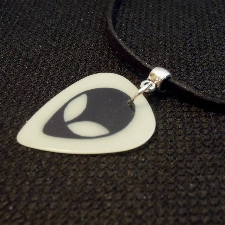 Simply Raevyn - Wholesale Halskettinghanger - Alien Head on Glow in the Dark plectrum ketting