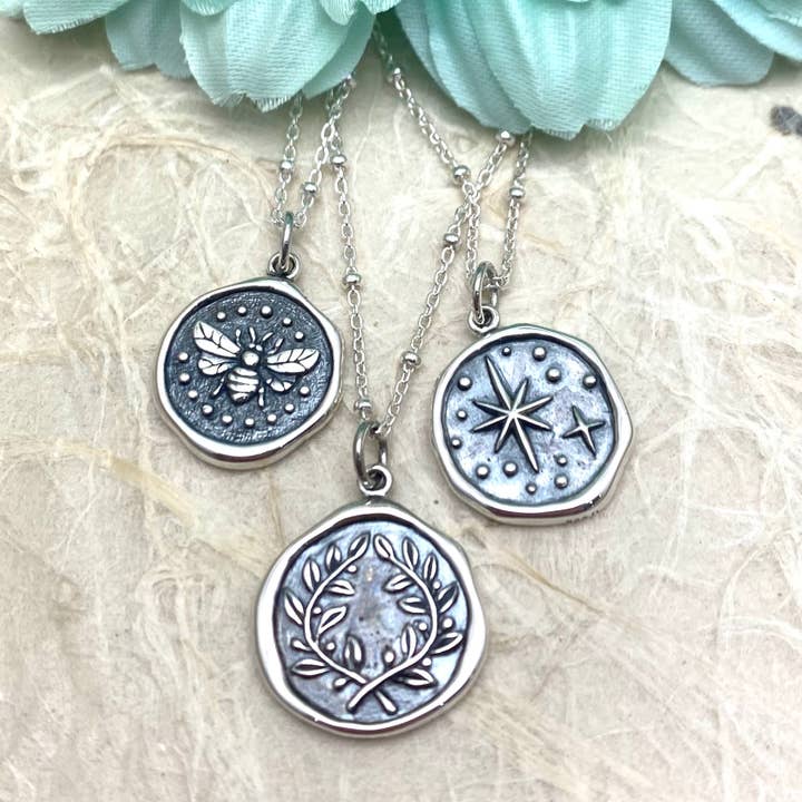 Elizabeth Jewelry - Wholesale Halskettinghanger - Sterling zilveren ketting van Wax Seal Bee1
