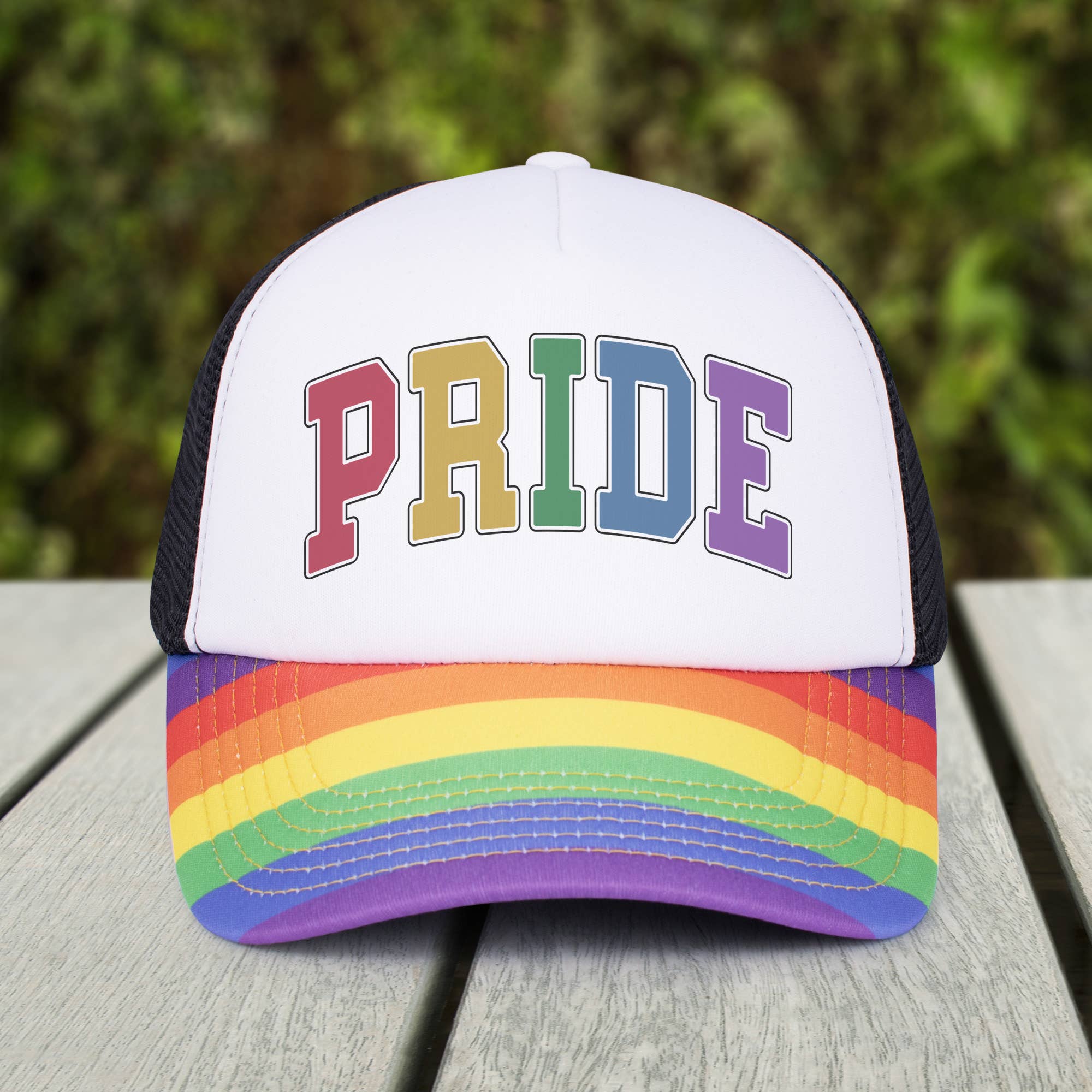 Weiß/Schwarz/Regenbogen Pride Rainbow Arch Trucker-Mütze in Regenbogenfarben für den Großhandel auf Faire0