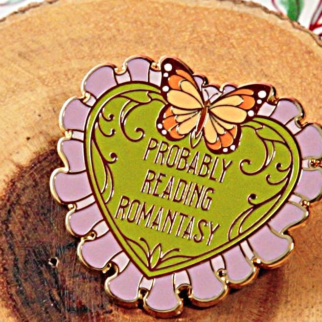 "Probablement en train de lire de la romantasy" Épingle en émail - Épingle originale en émail Pinstory Cottagecore Féerique et Littéraire (Copie) (Copie) (Copie) (Copie) (Copie) (Copie) (Copie) (Copie) pour la vente par Pinstory