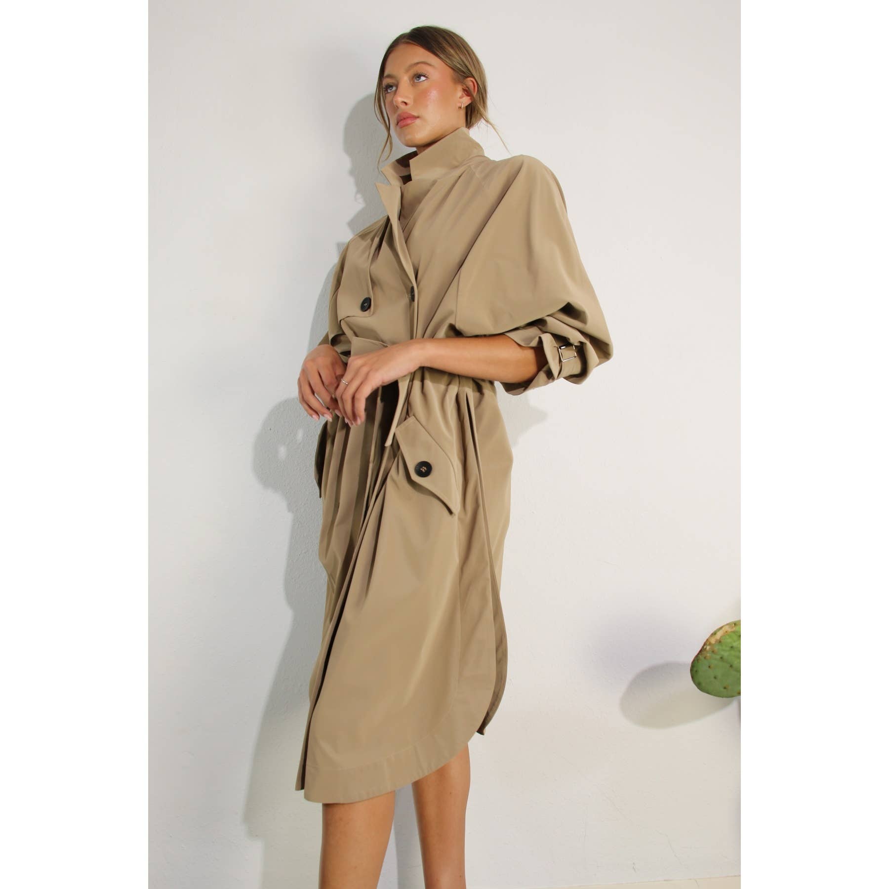 KHAKI TRENCHCOAT I KONSTLÄDER DUK för wholesale på Faire11