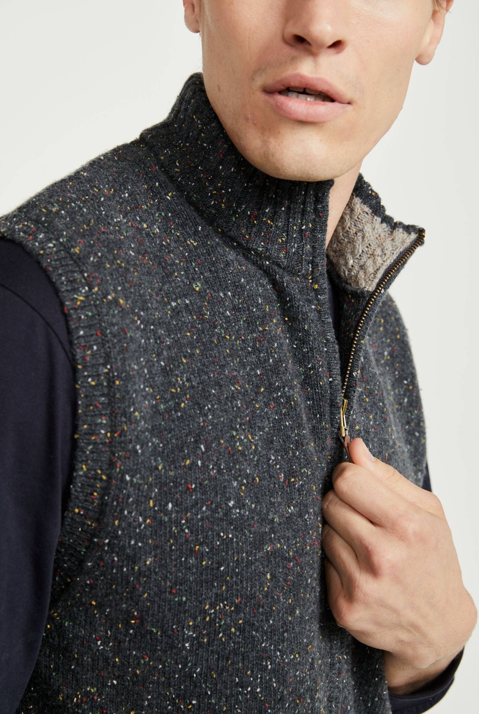 Aran Woollen Mills – wholesale Väst - Herr – Rossport herrväst i aran-neppad stil - grå1