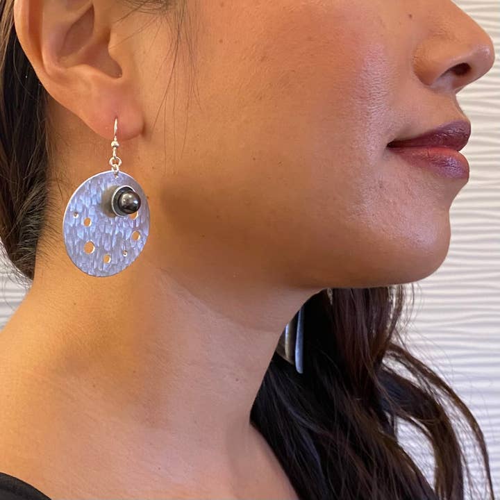 Chick Boss LLC – wholesale Hängande örhängen – BAY Oceaninspirerade skummande vågörhängen med simulerad pärla från WATER-kollektionen