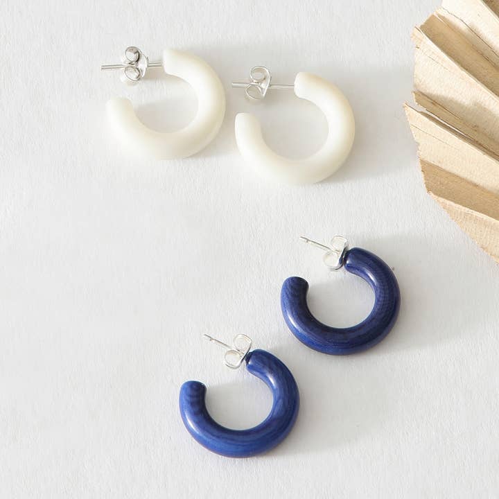 Pernos de Argola Pequena Magda Azul Marinho por atacado de Just Trade UK