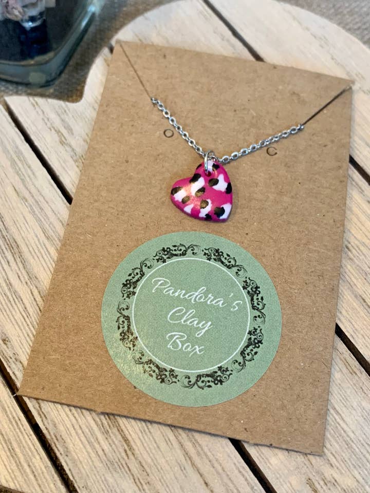 Assorterede leopard farver - håndlavet polymer ler hjerte hals for engroshandel hos Pandora’s Clay Box