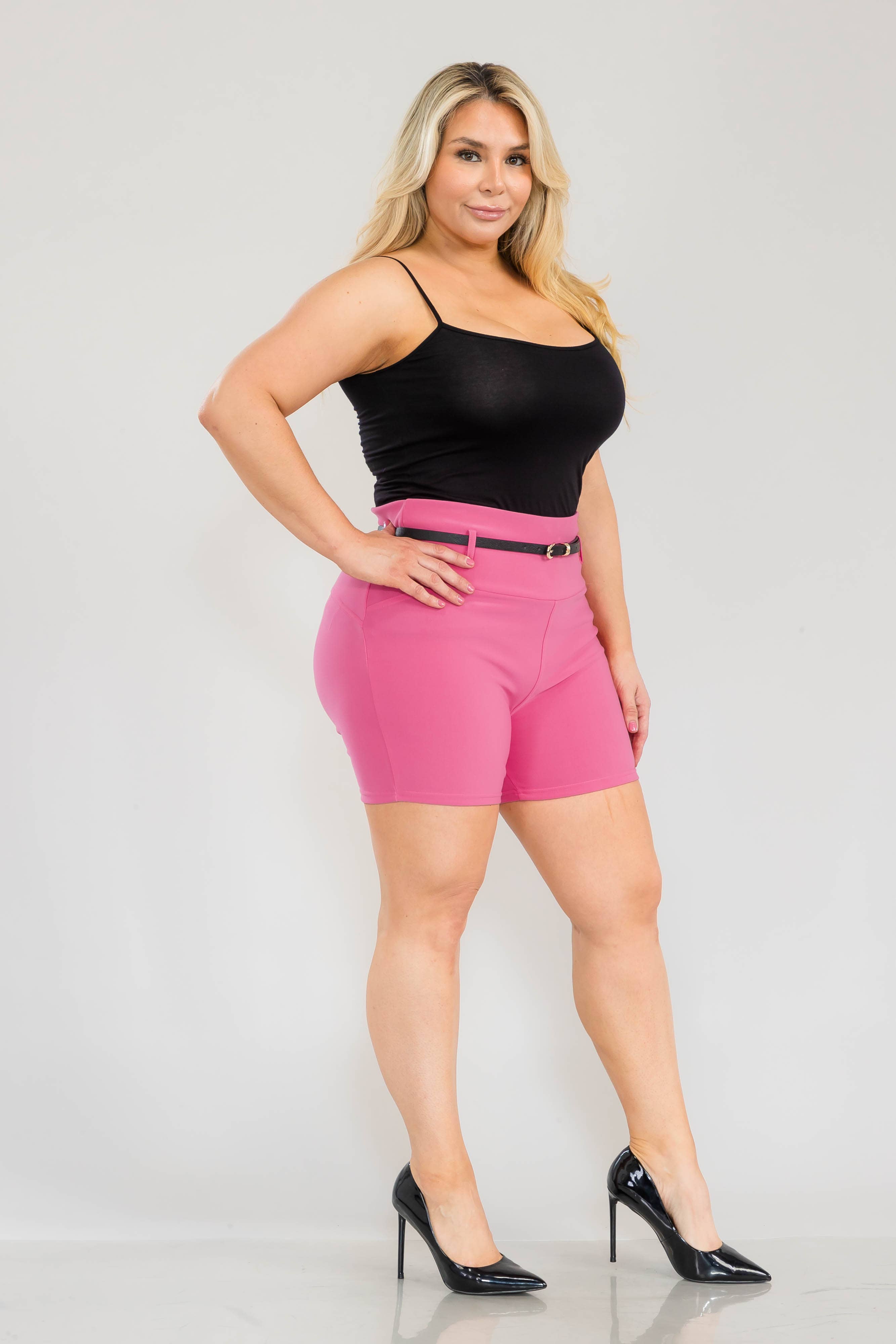 REDFINCH APPAREL INC – wholesale Shorts – Dam – Kvinnors plus size skulpterande shorts med konstläderbälte16