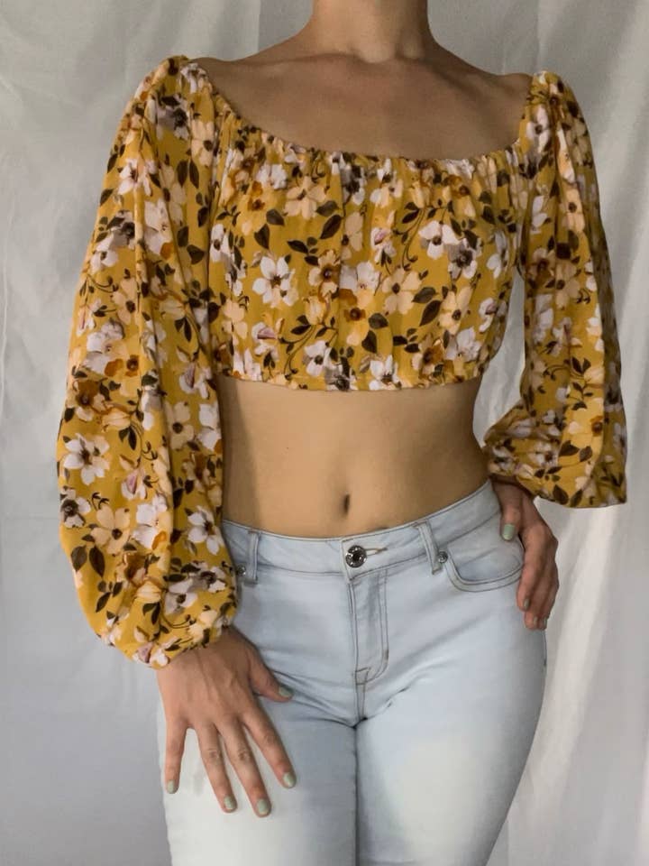 Boho Off Shoulder Crop Top, blouse met lange mouwen en gerimpelde mouwen voor wholesale door First Bloom Fashion