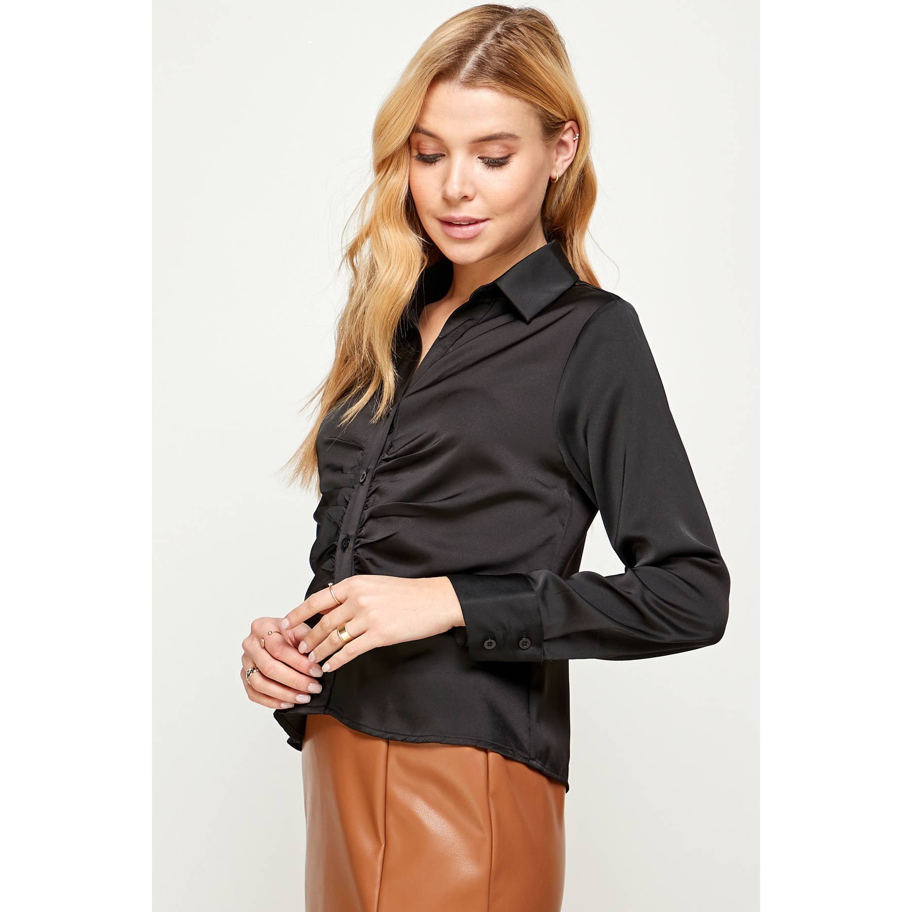 Sans Souci – Camisa com botões no colarinho – Mulher por atacado – CAMISA COM BOTÕES DE CETIM FRANZIDO1