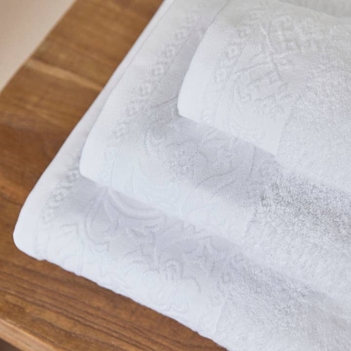 White Royale badhanddoek met bloemmotief voor wholesale door Torres Novas