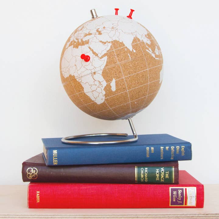 Globe en liège blanc - Petit pour la vente par Luckies of London