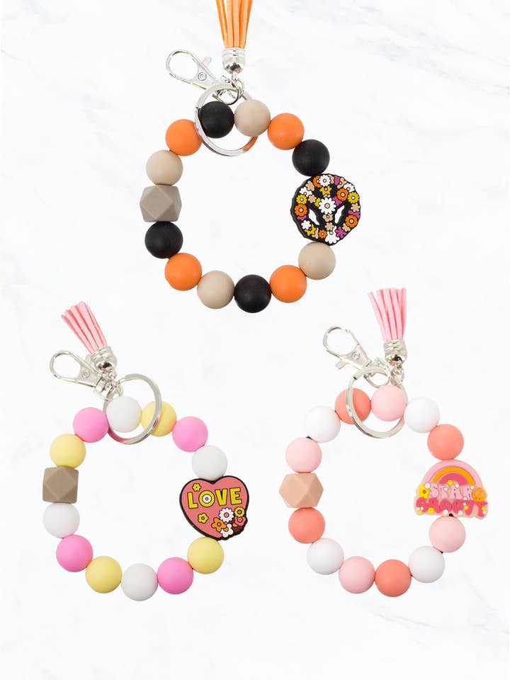 Porte-clés à pompon à breloques hippie en silicone pour la vente par Suzie Q USA