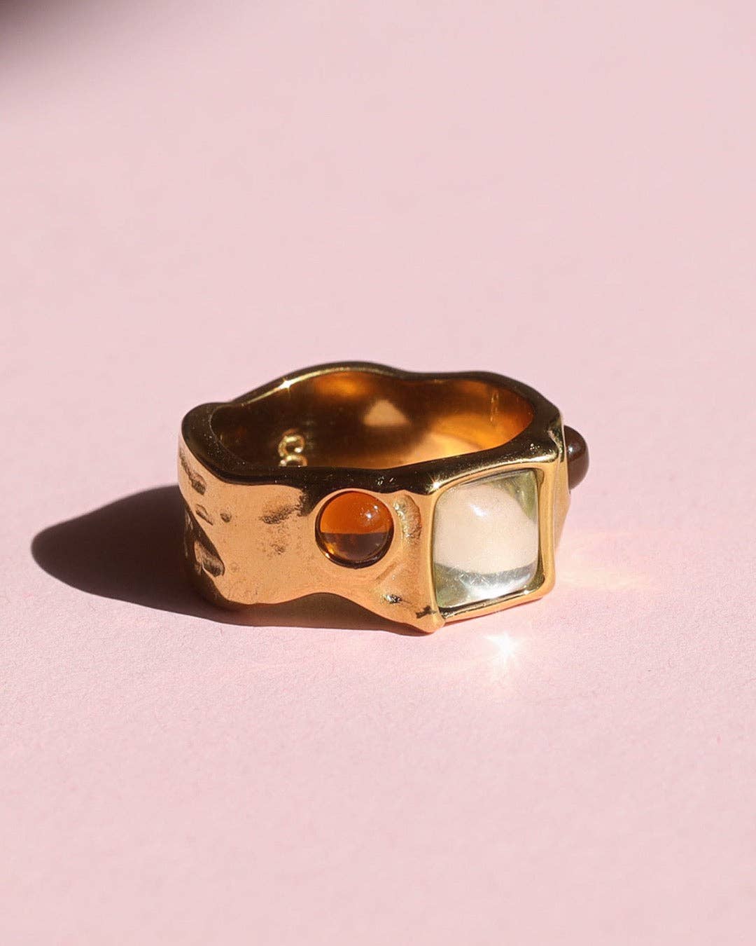 MeloMelo - Wholesale Ring met meerdere stenen - Riley brede cabochon hamerslag gouden ring met gekleurde glazen inzetstukken3
