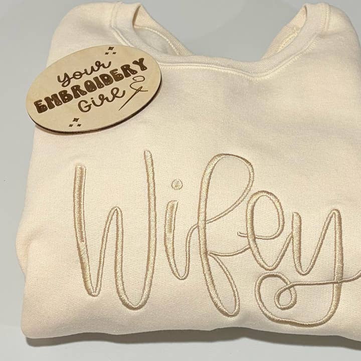 Felpa JERZEES ricamata "Wifey" per la vendita all'ingrosso da parte di Your Embroidery Girl