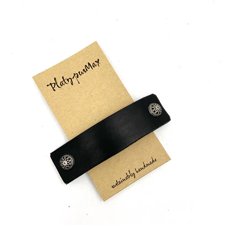 Schwarze Haarspange mit dekorativen filigranen silbernen Nieten für den Großhandel von PlatypusMax