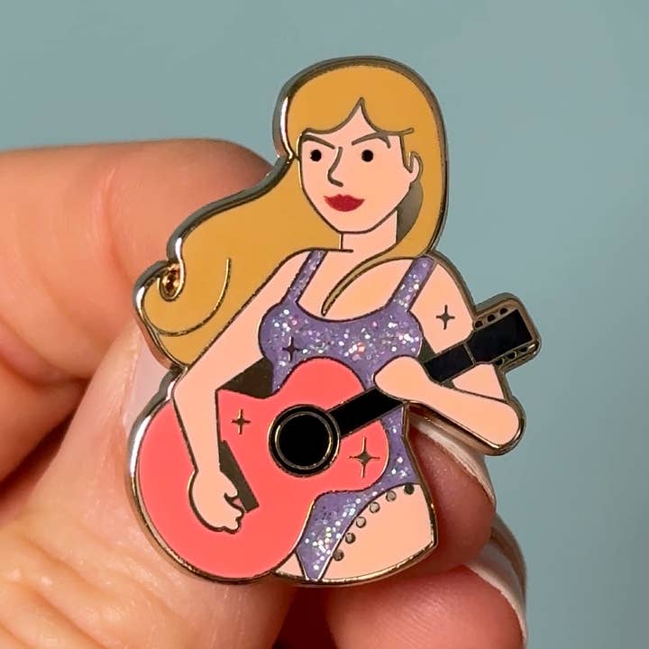 Taylor Swift Regnbågsglitter Emaljpin – Popmusikskul! för wholesale av Collectable Cities
