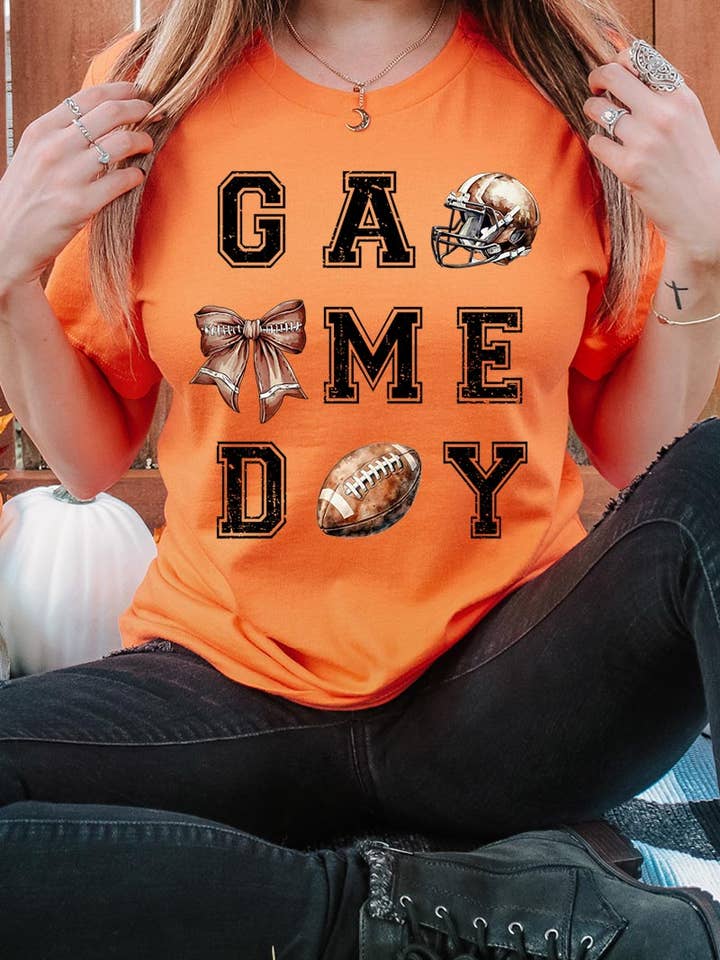 T-shirt graphique Game Day Football pour la vente par COLORBEAR