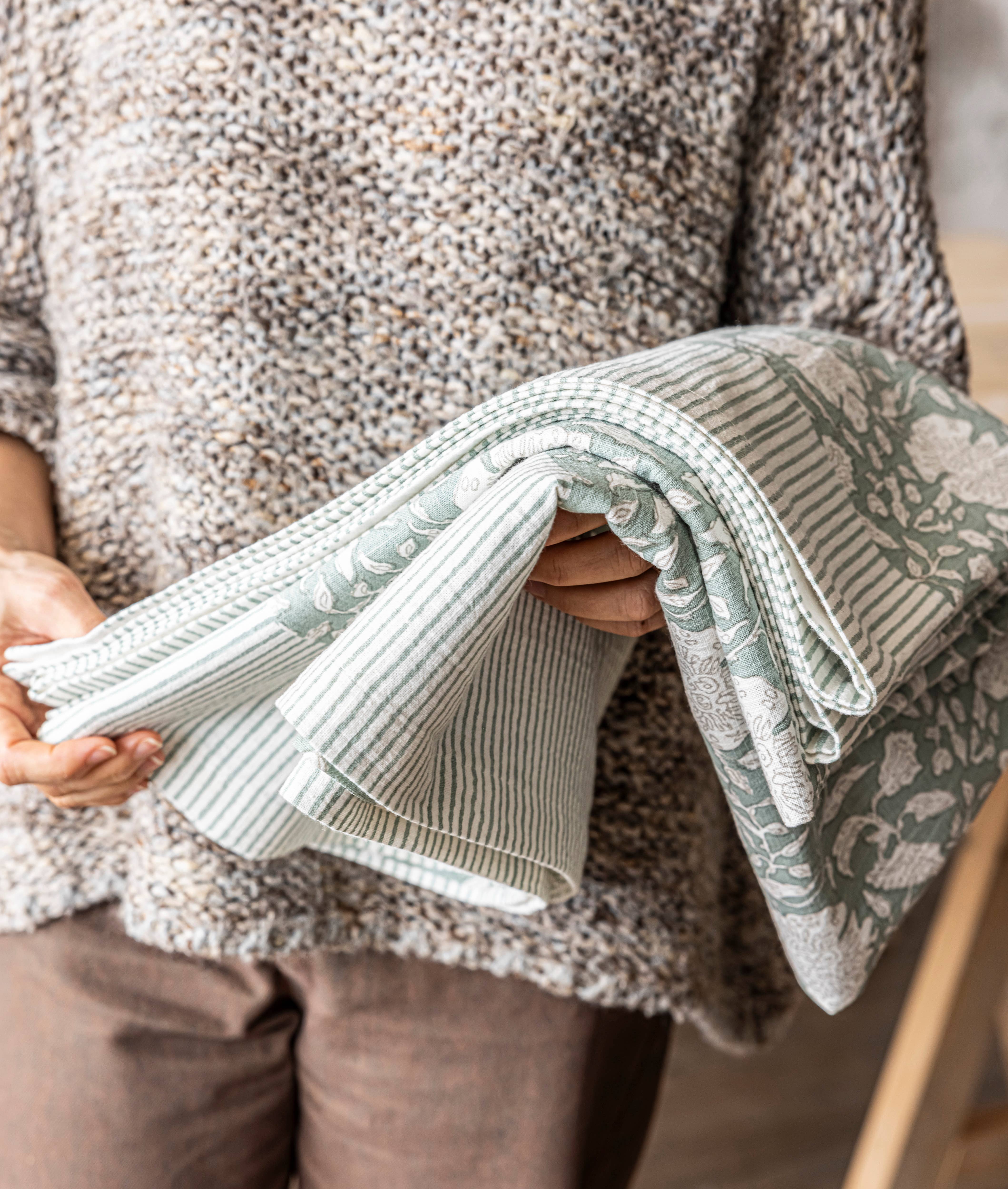 over&back - Wholesale Table Runner -  Hand-Blocked Table Runner Floral Patterns 18x10848