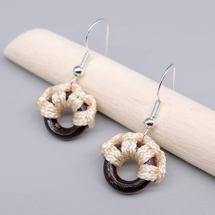 Orecchino in argento in legno e paracord beige per la vendita all'ingrosso da parte di La Fabrique du Noeud