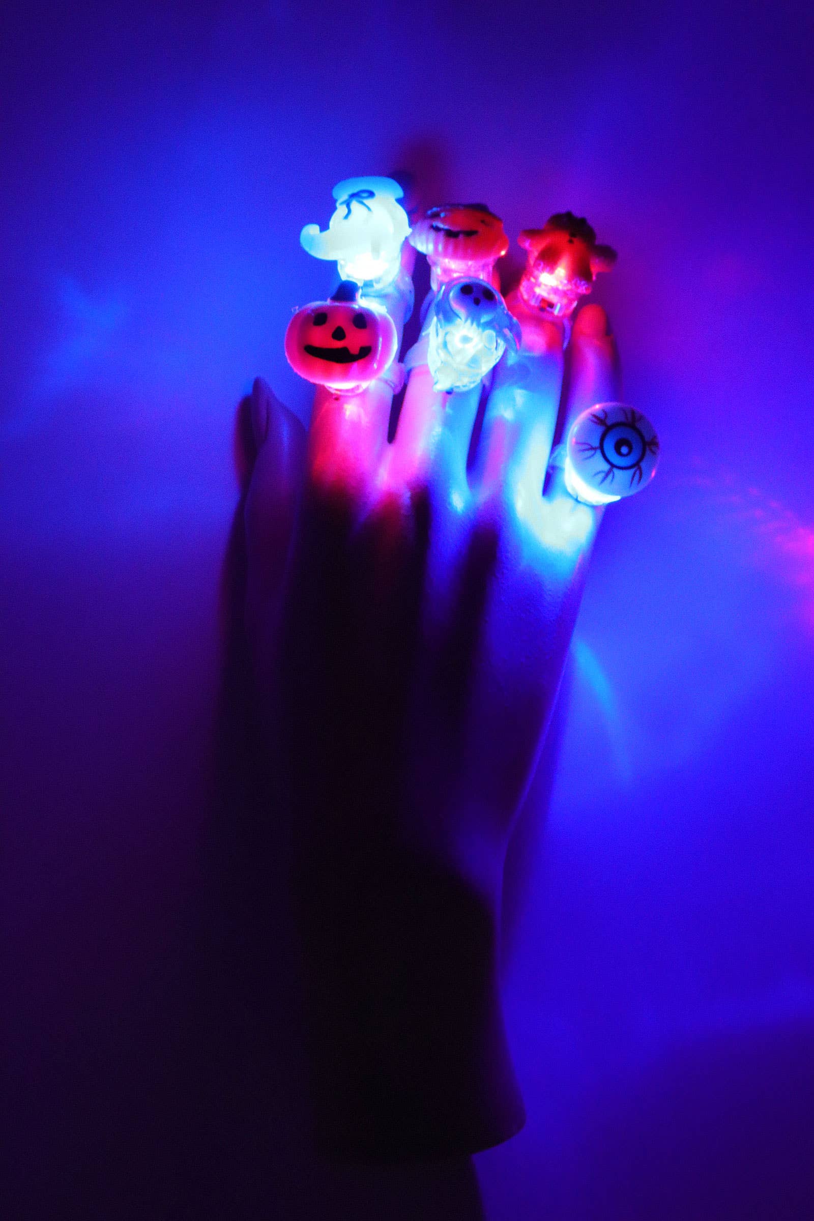 SURTIDO Anillo con luz LED de resina de Halloween - 24 piezas de venta al por mayor en Faire3